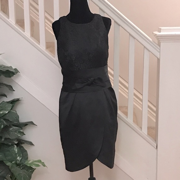 Black cocktail dress with bow in the middle - Picture 1 of 16